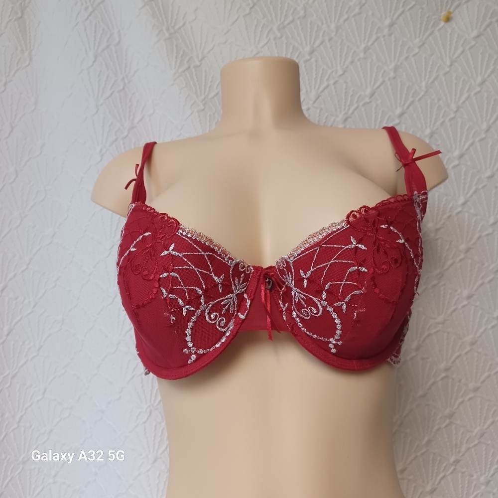 Secret Treasuressize 38D  Red Lace Balconette Bra with Embroidery